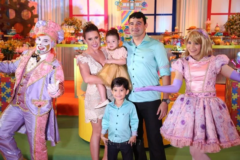 Danielle, Thiago Teixeira, Lucas e Maria Liz com Cia Mix da Alegria