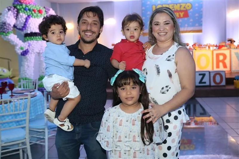 Bernardo, Hudson Ferreira, Maria Eduarda, Benjamin e Michelle Ferreira