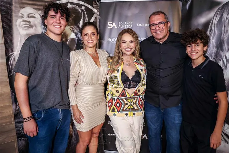 Arthur Esteves, Cleiseane Bendelak, Solange Almeida, Carlos Esteves e Otto Esteves