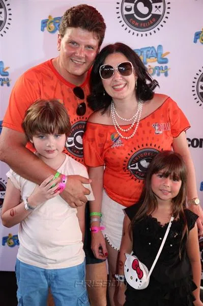 Axel, Samantha e Carlos Rae e Cristiane Caminha