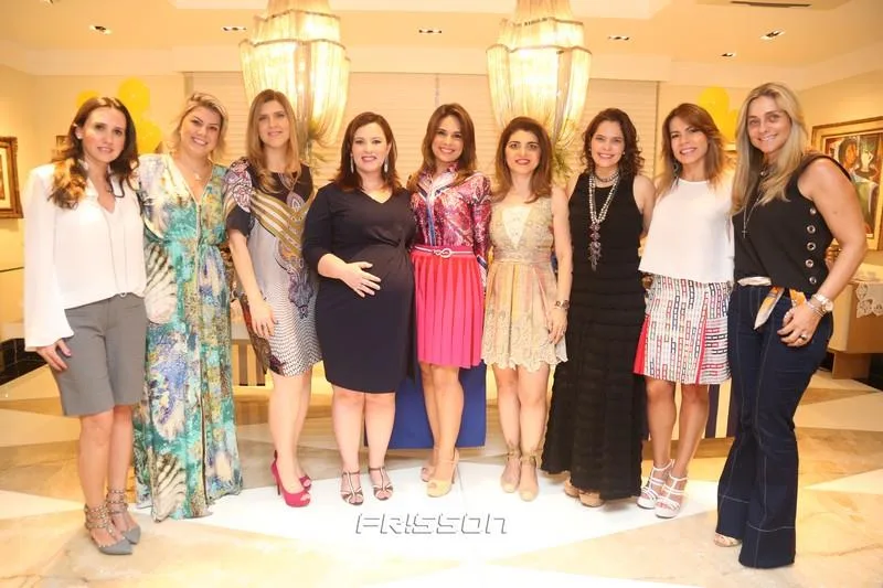 Aline Barroso com as Amigas