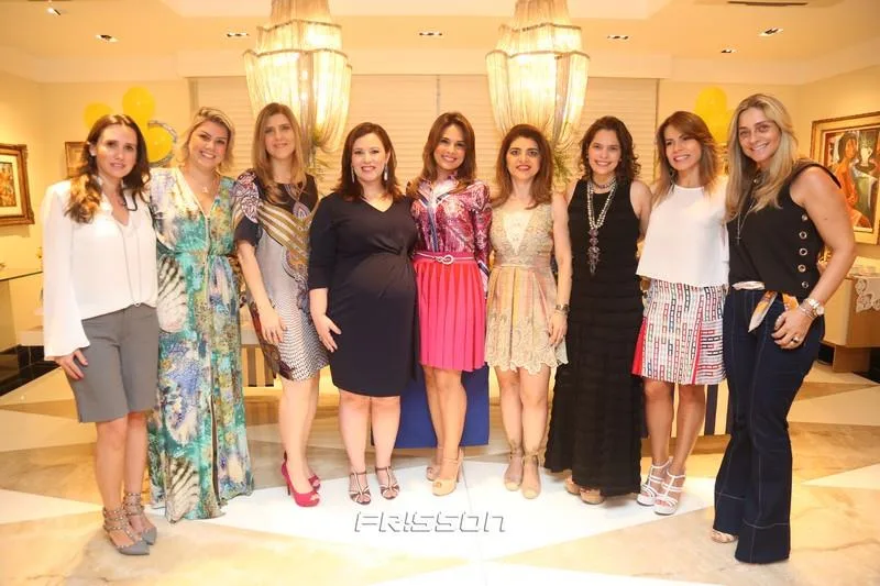 Aline Barroso com as Amigas
