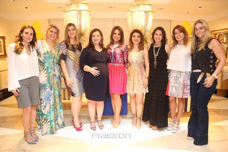 Aline Barroso com as Amigas