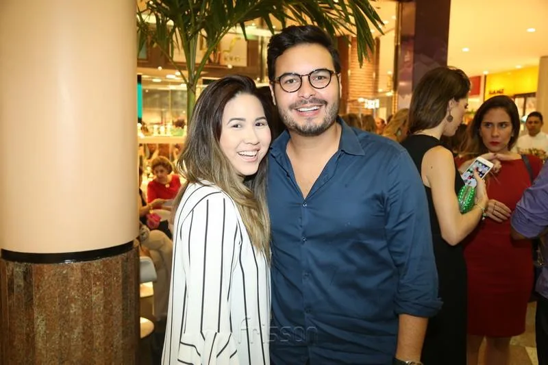 Carol Yamazaki e Vinícius Machado