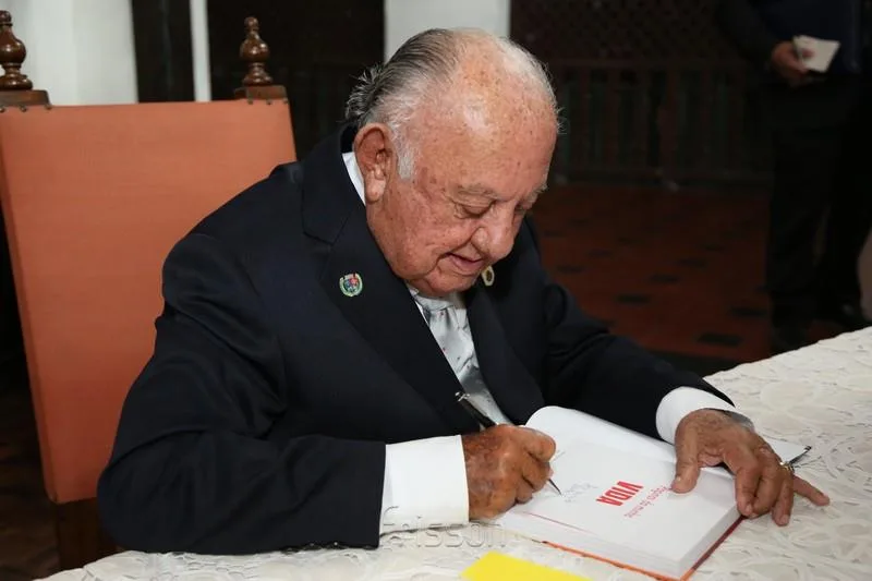 Coronel Austragesilo Assinando o Livro
