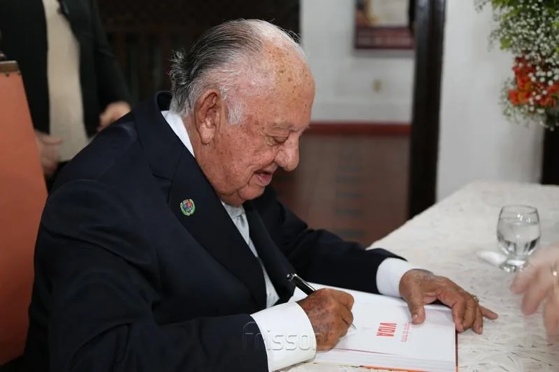 Coronel Austragesilo Assinando o Livro