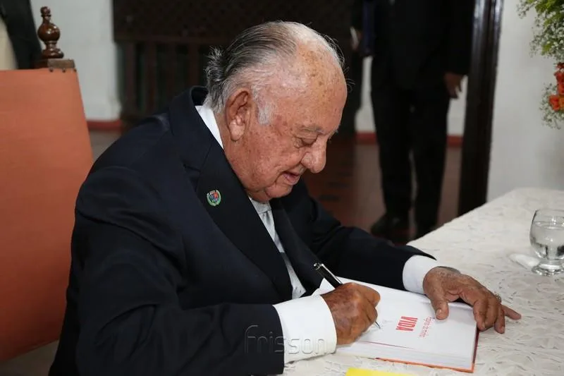 Coronel Austragesilo Assinando o Livro