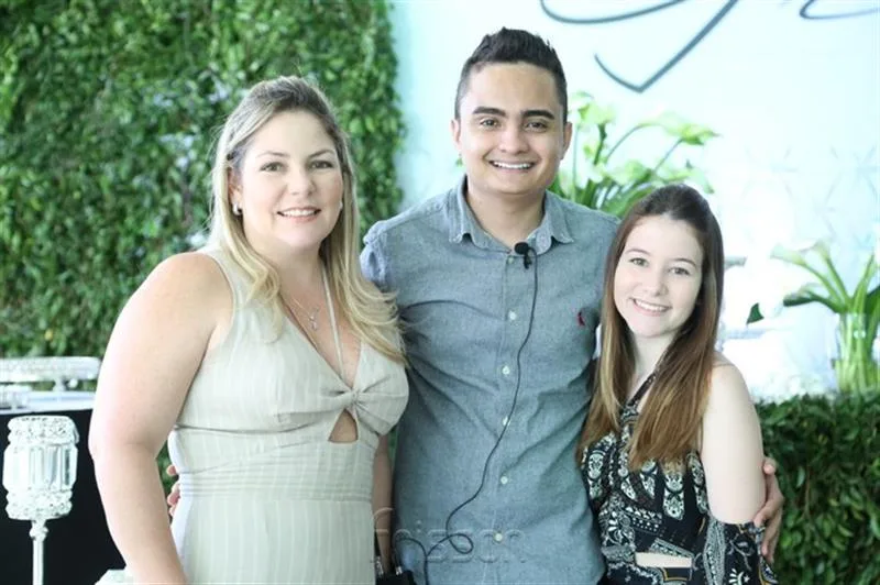 Carol Amora, Felipe Araujo e Camila Amora