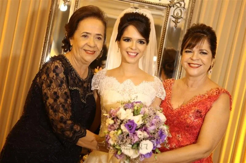 Amandina, Paula Luna, Cláudia Salles