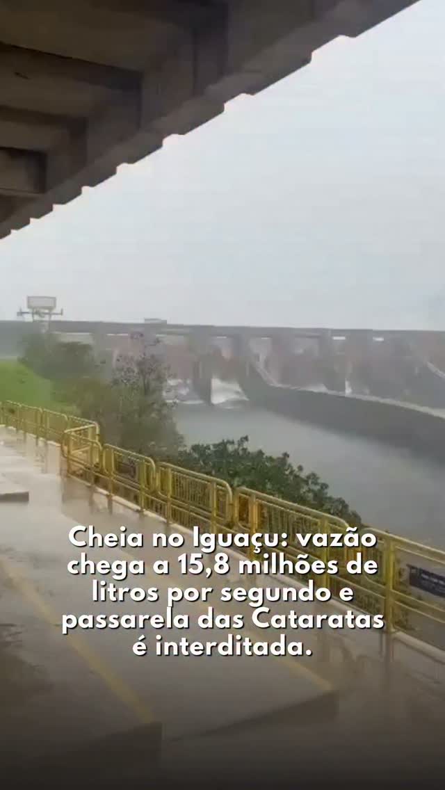A cheia do Rio Iguaçu elevou a vazão das Cataratas do Iguaçu a 15,8 milhões de litros por segundo na quarta-feira (14), segundo a concessionária Urbia+Cataratas. O volume é muito s